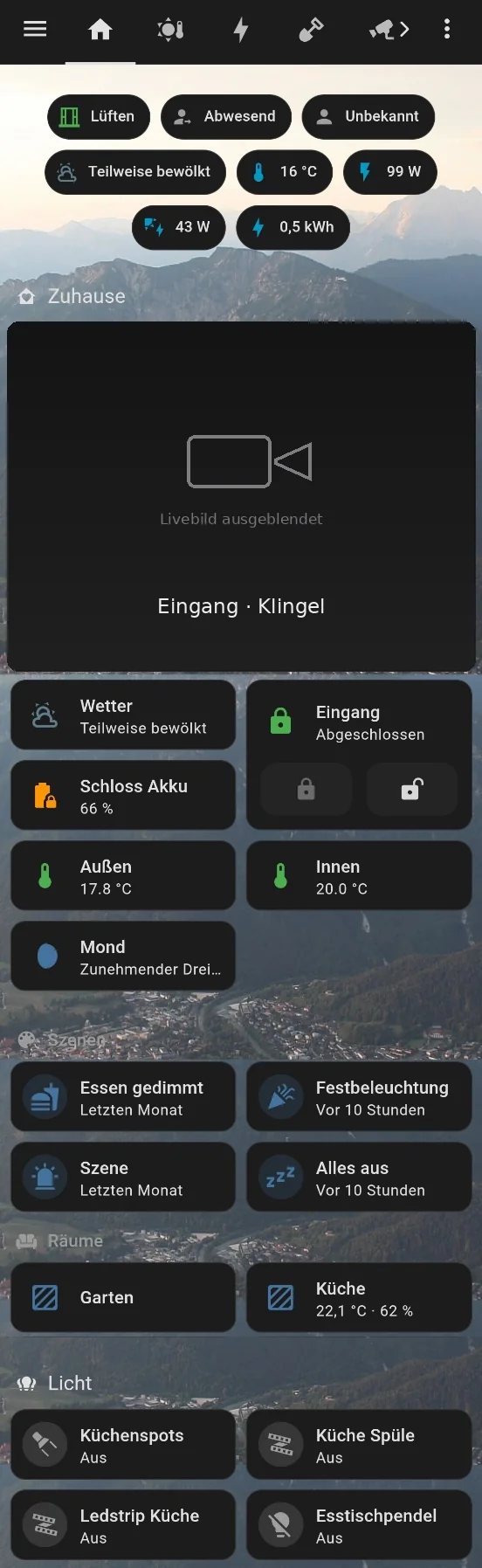 Home-Assistant-Oberfläche am Handy mit Kacheln für Kamera, Türschloss, Temperatur und Verbrauch