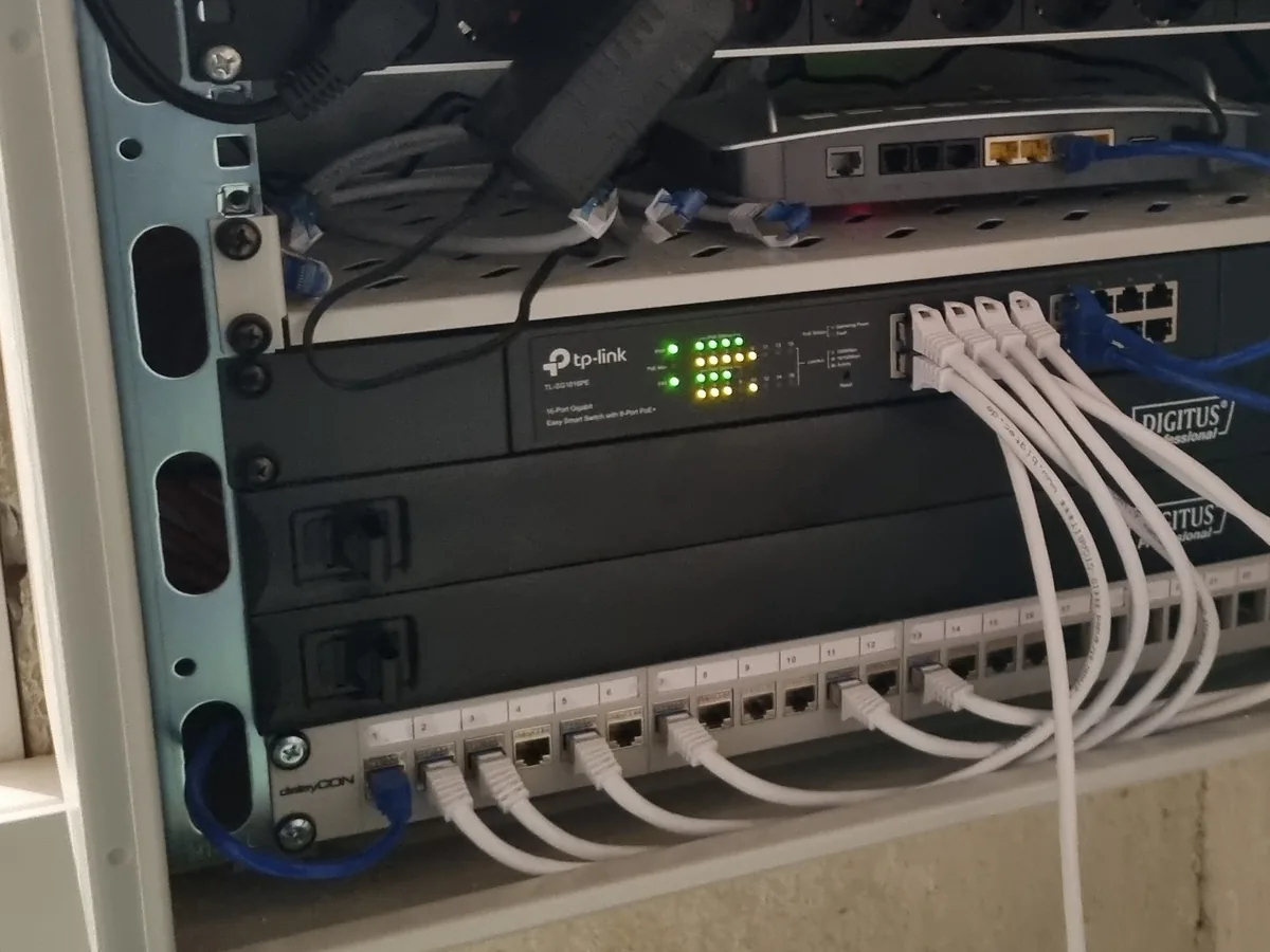 Netzwerkschrank mit PoE-Switch und Patchfeld
